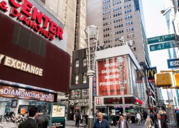 Diamond Jewelry vs. Gold Jewelry. Which is the better investment? NYC Manhattan Diamond District Tour