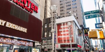 Diamond Jewelry vs. Gold Jewelry. Which is the better investment? NYC Manhattan Diamond District Tour